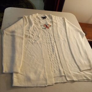 Evelyn Taylor White sweater with 3 Roses